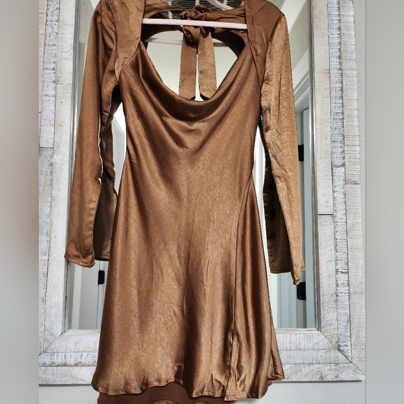 Selfie LeslieChamps Elysees Long Sleeve Open Back Mini Dress Chocolate Small - Picture 2 of 9